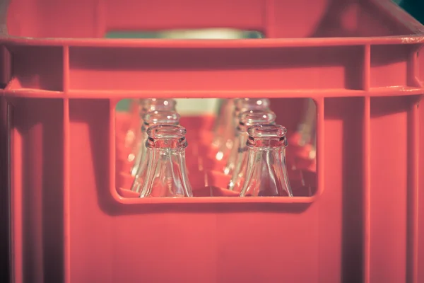红色塑料板条箱与空的玻璃瓶 — 图库照片