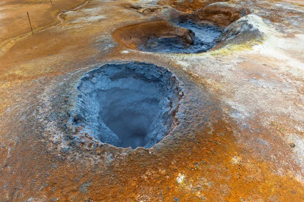Hrnce horké bahno v geotermální oblasti hverir, Island. — Stock fotografie
