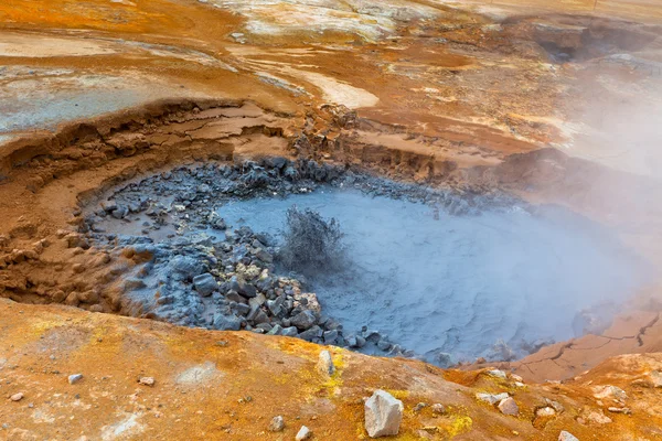 Heißer Schlammtopf im geothermischen Bereich hverir, Island — Stockfoto