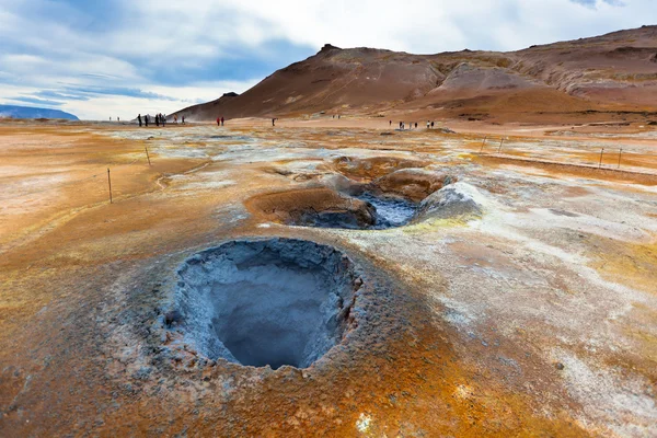 地熱地帯の hverir、アイスランドで熱い泥の壺 — ストック写真