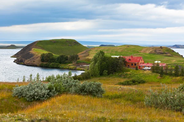 冰岛景观与在 mivatn 湖海岸线的小屋 — 图库照片