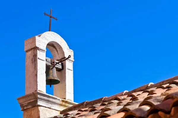 Techo de la iglesia croata sobre fondo azul del cielo — Foto de Stock