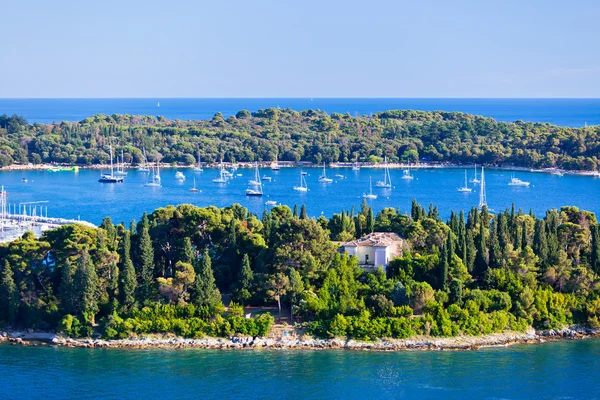 Kroatien öar och Adriatiska havet. Flygfoto från rovinj klockstapeln — Stockfoto