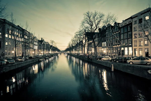 Άμστερνταμ δρόμου θέα στο κανάλι τη νύχτα — Φωτογραφία Αρχείου