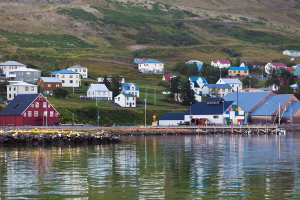 La ciudad de Siglufjordur, la parte norte de Islandia — Foto de Stock