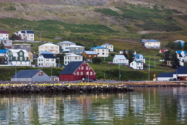 A cidade de Siglufjordur, a parte norte da Islândia — Fotografia de Stock