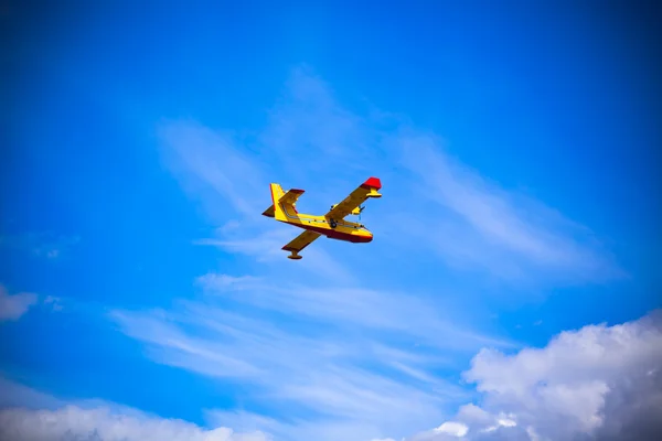 Avión de bombero amarillo brillante — Foto de Stock