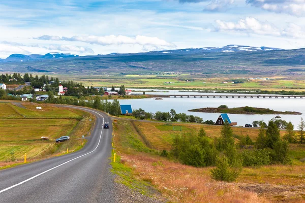 Paisagem da Islândia do Norte: Vista de Fellabaer Village — Fotografia de Stock