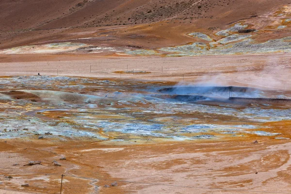 Panelas de lama quente na área geotérmica Hverir, Islândia — Fotografia de Stock