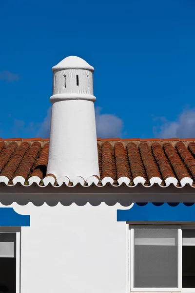 Oigenkännlig del av bostadshus på algarve, portugal — Stockfoto