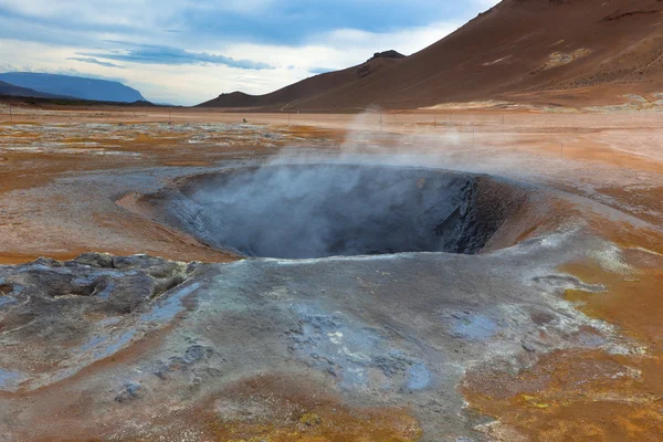 Pentole di fango caldo nell'area geotermica di Hverir, Islanda — Foto Stock