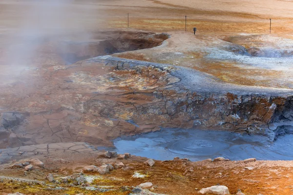 地熱地帯の hverir、アイスランドで熱い泥の壺 — ストック写真