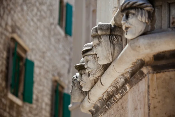 Cabeças de pedra na Catedral de St. James em Sibenik, Croácia — Fotografia de Stock