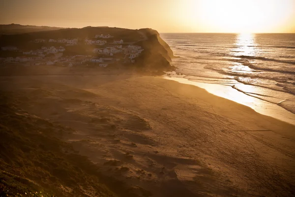 Belo pôr-do-sol laranja na costa oceânica de Portugal — Fotografia de Stock