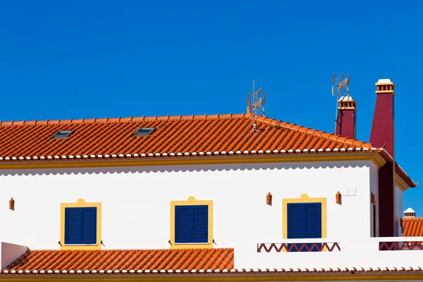 Oigenkännlig del av bostadshus på algarve, portugal — Stockfoto