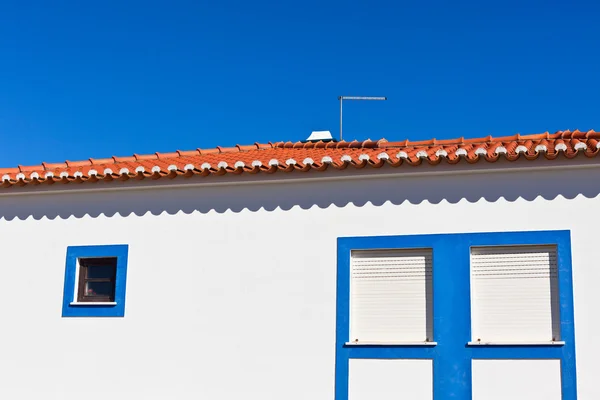 Oigenkännlig del av bostadshus på algarve, portugal — Stockfoto