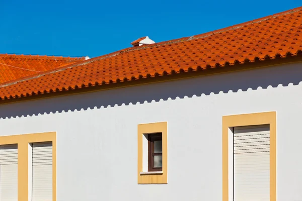 Oigenkännlig del av bostadshus på algarve, portugal — Stockfoto