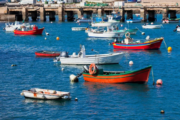 Oude pier met boten in sagres, portugal — Stockfoto