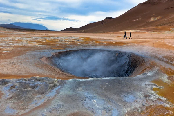 Panelas de lama quente na área geotérmica Hverir, Islândia — Fotografia de Stock