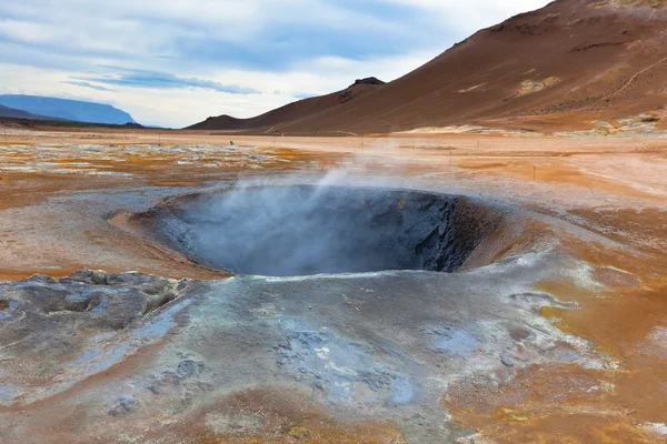 Panelas de lama quente na área geotérmica Hverir, Islândia — Fotografia de Stock