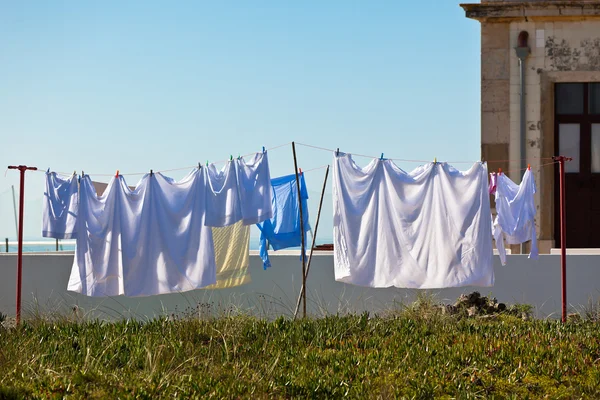 Wäsche hängt vor einem alten Gebäude an der portugiesischen Küste — Stockfoto