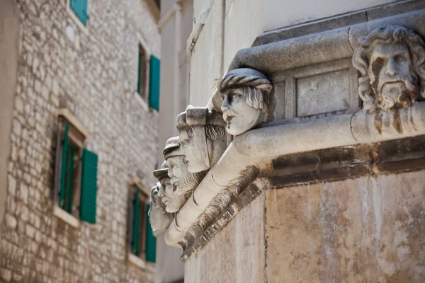 Cabezas de piedra en la Catedral de Santiago en Sibenik, Croacia —  Fotos de Stock