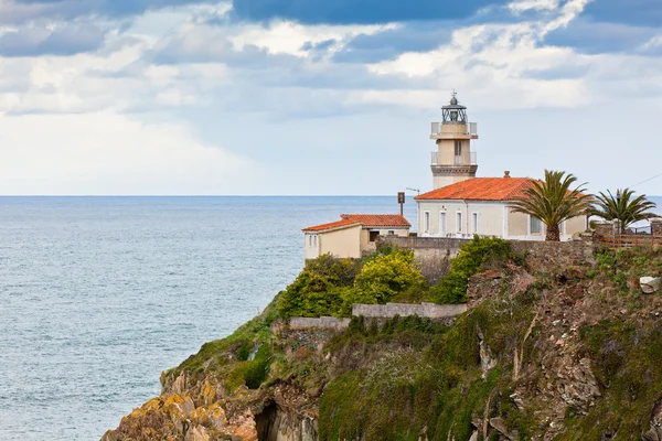 Maják cudillero, asturias, severní Španělsko — Stock fotografie