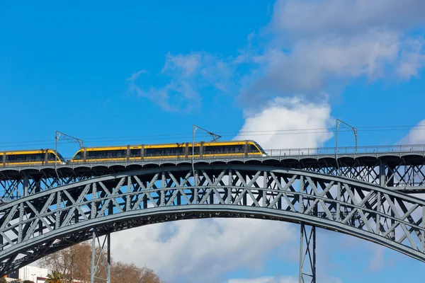 Metro Tren en el Puente de Dom Luiz en Oporto — Foto de Stock