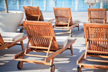 otel havuz kenarındaki koltukları