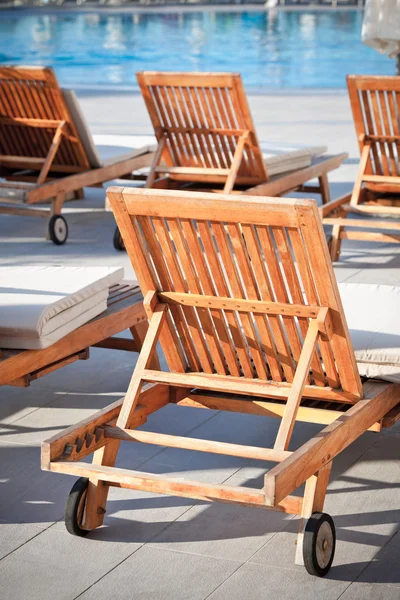 Cadeiras da piscina do hotel — Fotografia de Stock