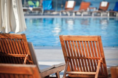 otel havuz kenarındaki koltukları