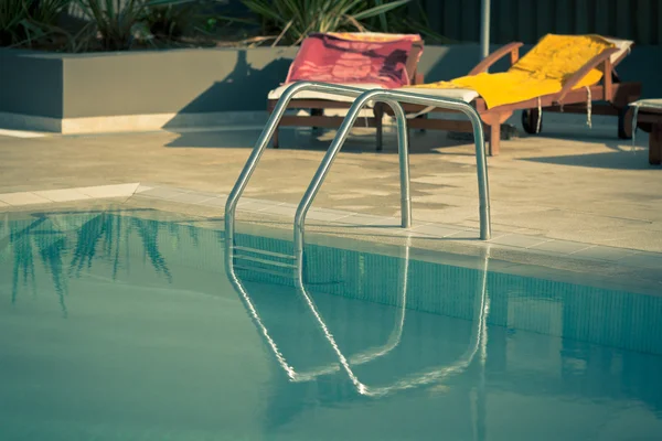 Escalera de una piscina — Foto de Stock