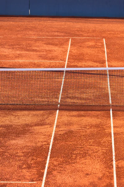 Пустой теннисный корт из глины и сеть — стоковое фото