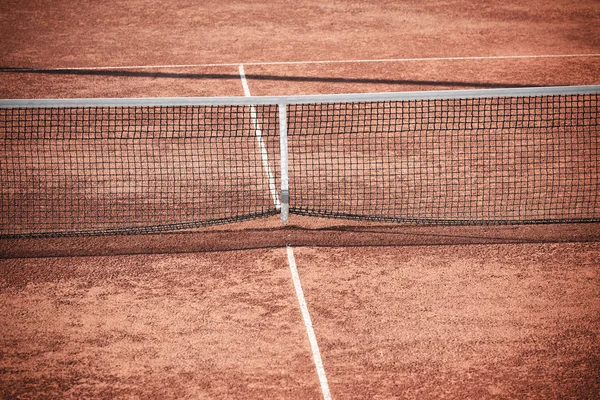 Pista de tenis de arcilla vacía y red — Foto de Stock