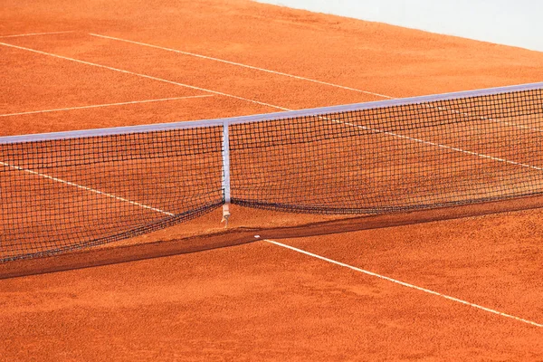 Tom lera tennisbana och net — Stockfoto