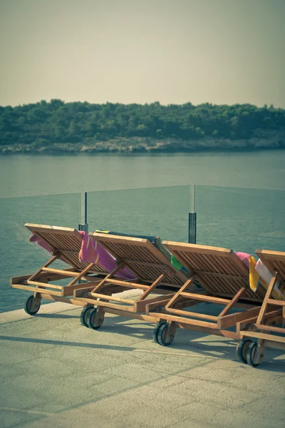 Deniz Manzaralı otel havuz kenarındaki koltukları — Stok fotoğraf