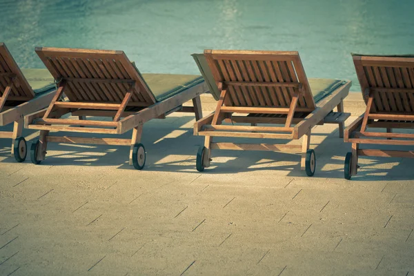 Cadeiras da piscina do hotel com vista para o mar — Fotografia de Stock