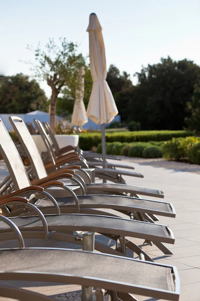 Linha das cadeiras da piscina do hotel — Fotografia de Stock