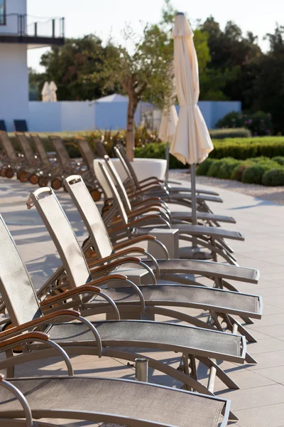 Chaises de piscine d'hôtel — Photo