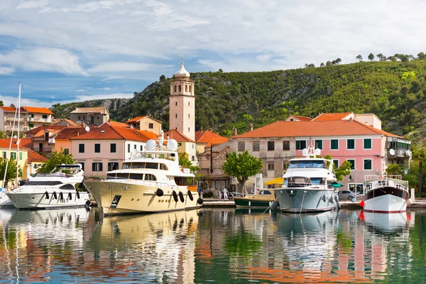 Skradin ist eine kleine historische Stadt in Kroatien — Stockfoto