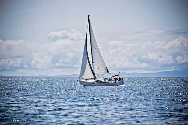 Iate recreativo no mar Adriático — Fotografia de Stock
