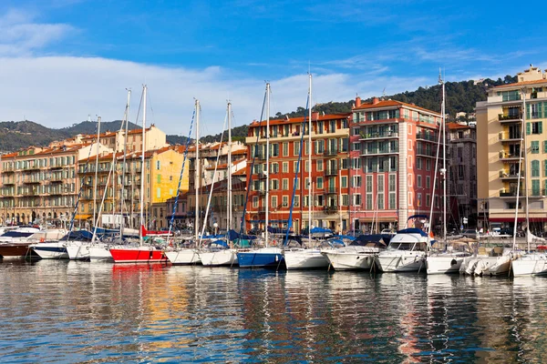 Vista sul porto di Nizza e yacht di lusso, Francia — Foto Stock