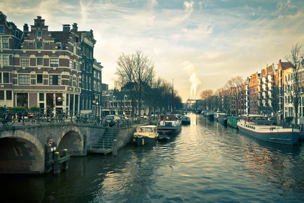 Amsterdam Canal Street vista —  Fotos de Stock