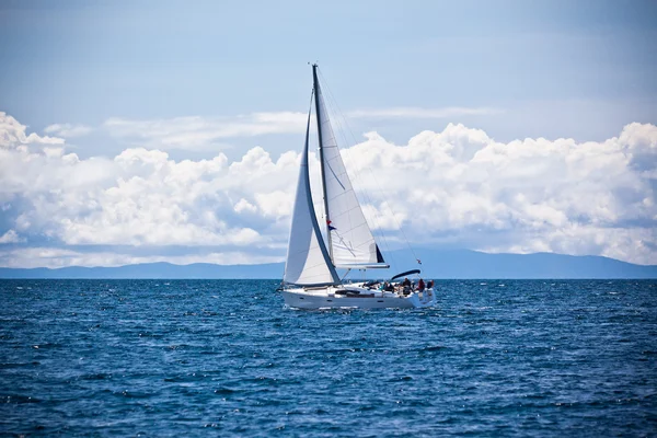 Bateau de plaisance à la mer Adriatique — Photo