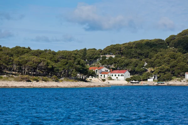 Blick auf die kroatische Küste vom Meer aus — Stockfoto