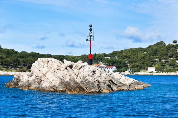 Segnale di pericolo nautico su una roccia nel mare — Foto Stock