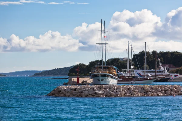 Blick auf kroatischen Yachthafen — Stockfoto