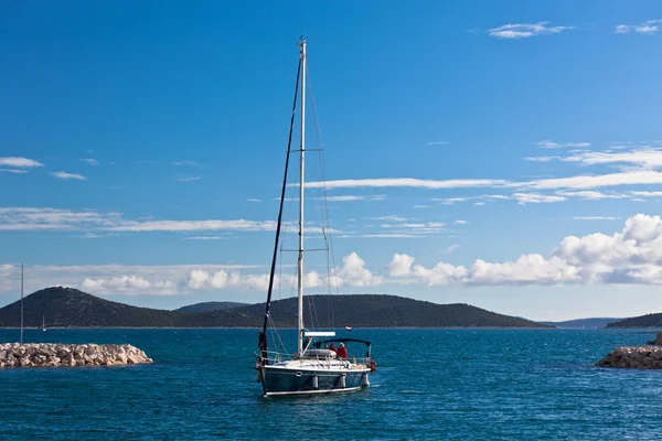 Yate de recreo en el mar Adriático — Foto de Stock