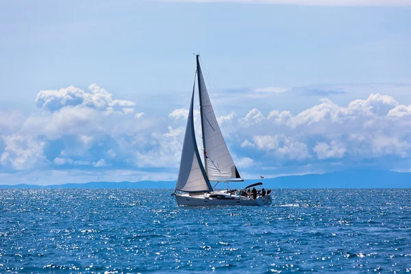 Bateau de plaisance à la mer Adriatique — Photo