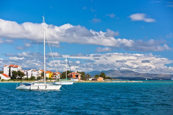 Vista sulla costa croata dal mare — Foto Stock